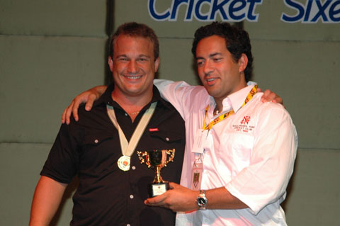 Zads collects Player of the Bowl Final trophy from Adam Hollioake
